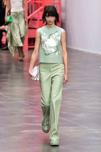 Look 10